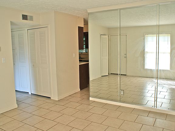Wall mirror in Living Room