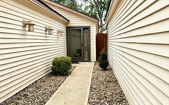 3rd image of 32964 Fern Tree Ln