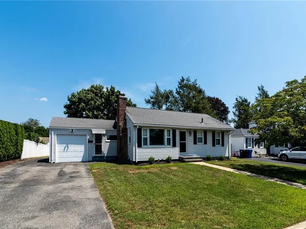 322 Garden City Dr, Cranston, RI 02920