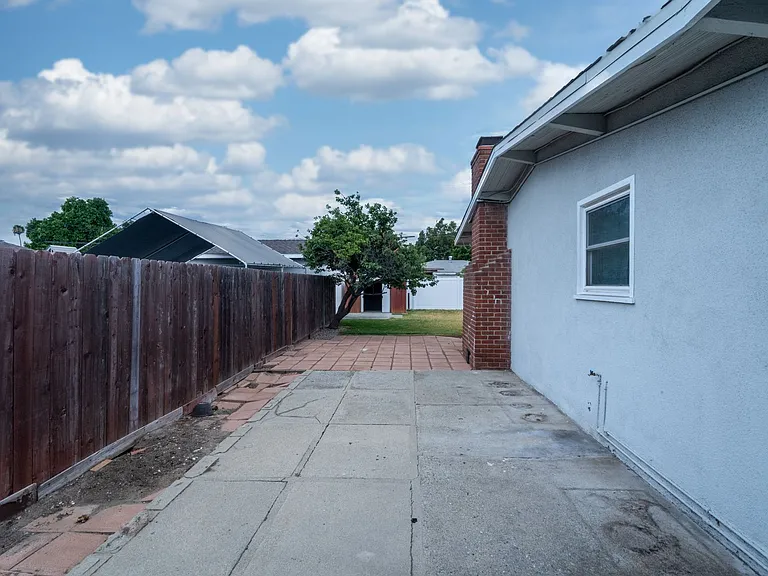 2033 E Garvey Ave N — Photo 23