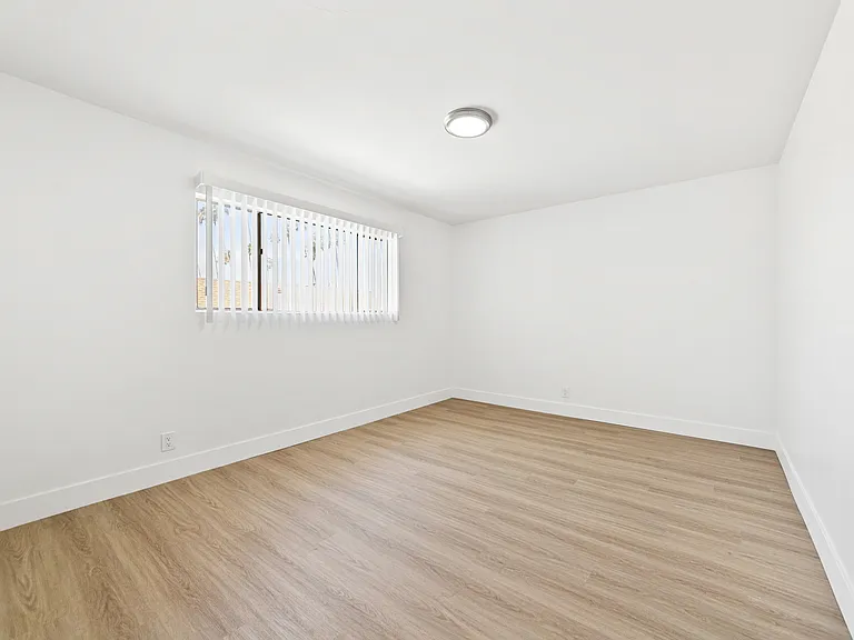 412 W Queen St #6 — Photo 12