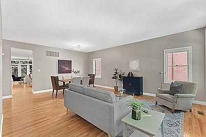 3rd image of 4228 W Pine Blvd