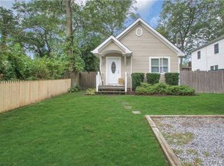 80 Bayard St, Lake Grove, NY 11755