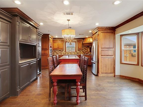 5th image of 700 Briarwood Dr