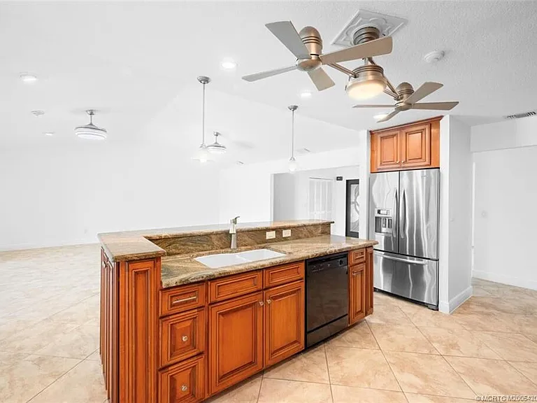 3074 NE Loquat Ln — Photo 9