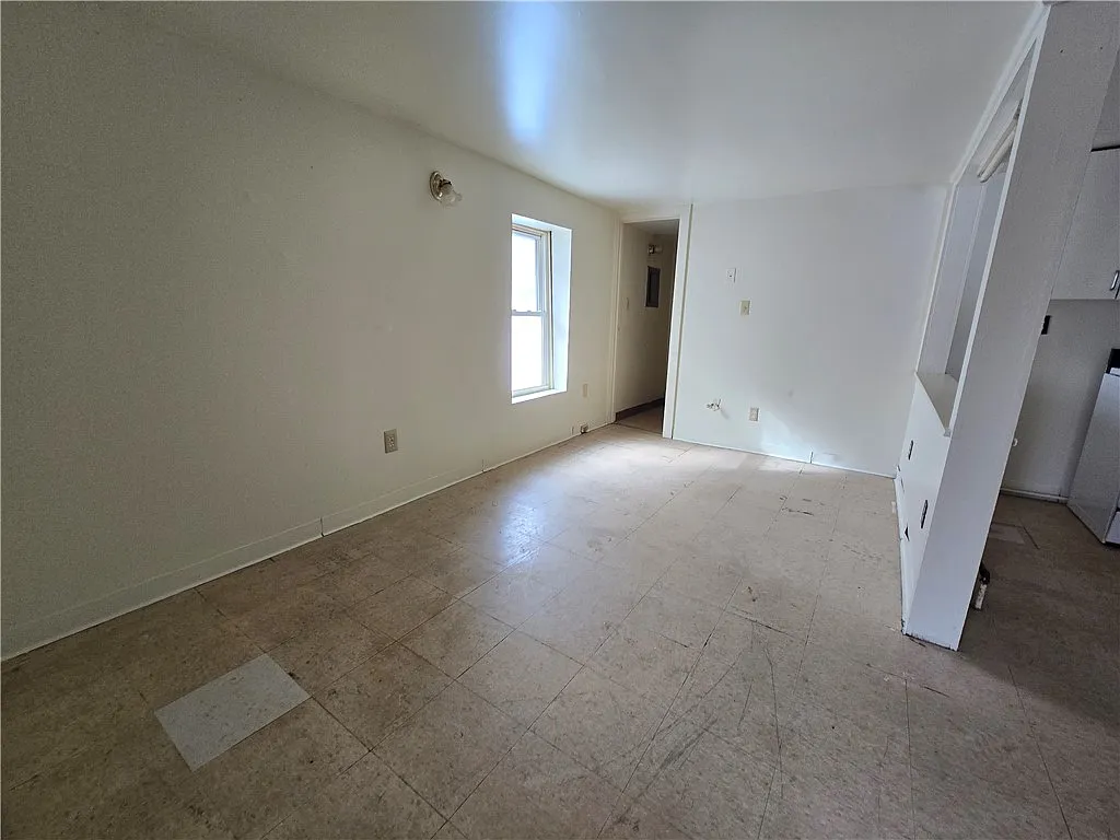 2 bed, 1.0 bath, 4032 sqft, $1,100 — Photo 3