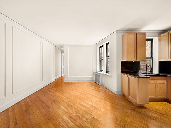 4th image of 226 E 70th St APT 6D