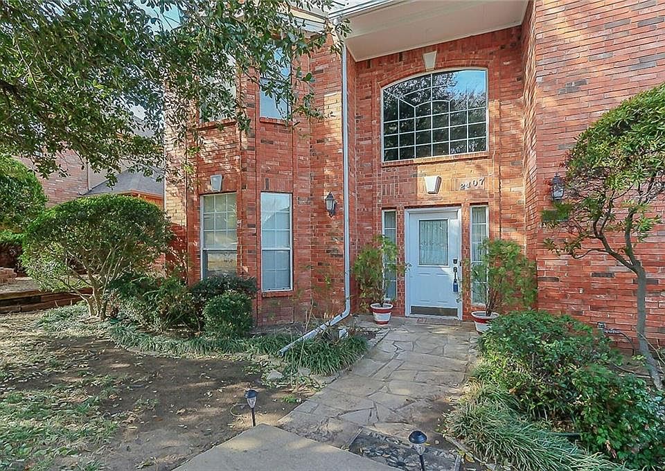 2nd image of 2407 Oxford Ln