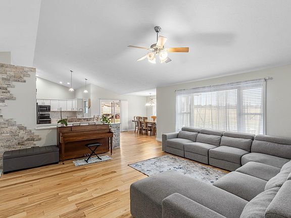 3rd image of 57318 Garnet Ln