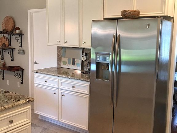 Kitchen; refrigerator with working water/ice dispenser (newer model French Door in place now)