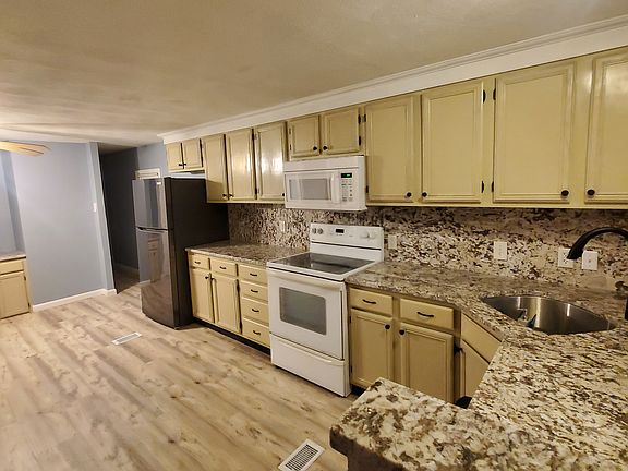 4th image of 70 Crescent View Ave