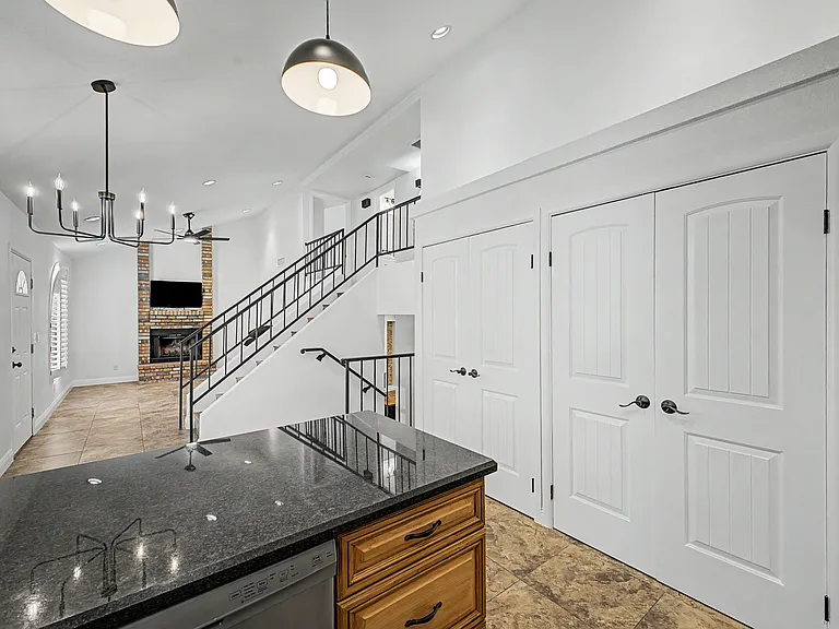 918 E Kristal Way — Photo 4
