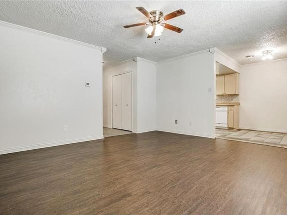 4th image of 4025 Pineridge Dr