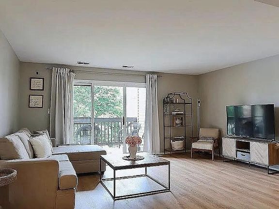5th image of 865 Summit Park Ct N