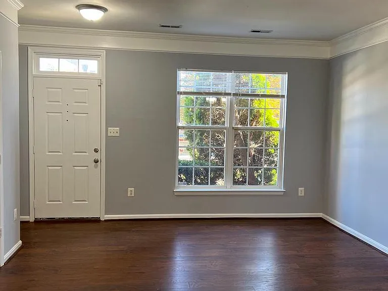 Park Crescent Cir — Photo 3