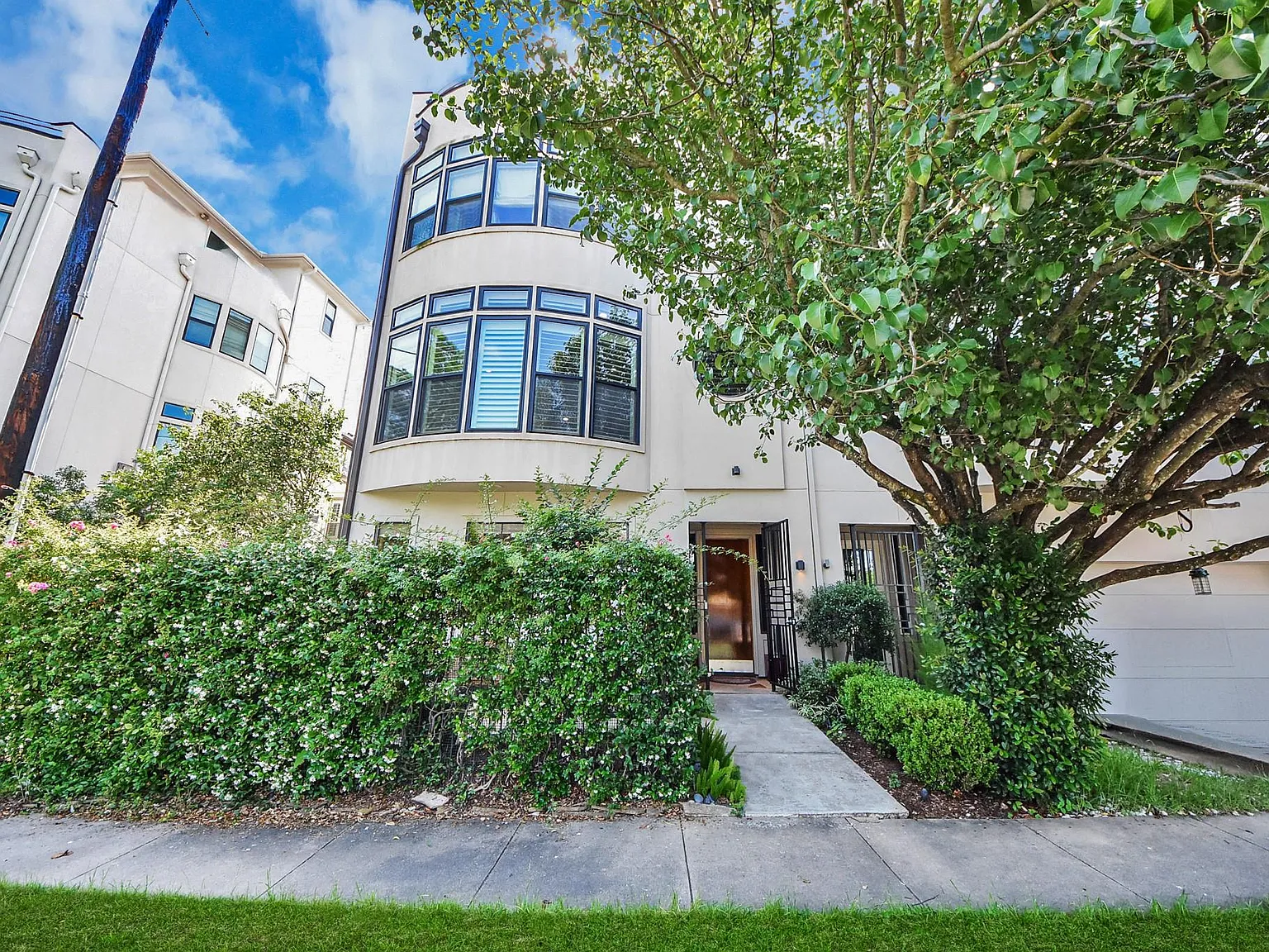 2 bed, 4.0 bath, 3018 sqft, $5,000 — Photo 1