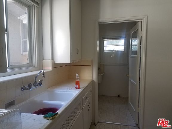 5th image of 3060 Delevan Dr