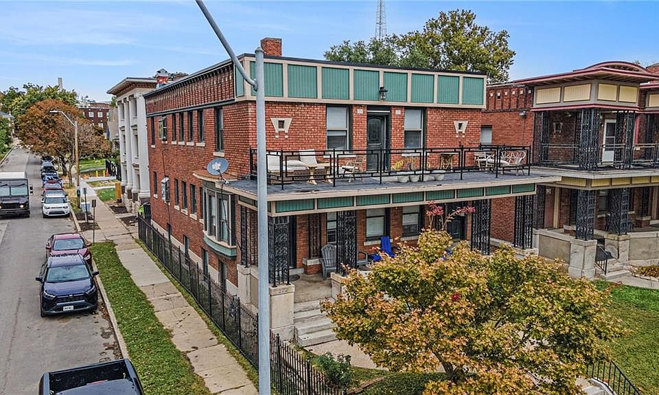 1st image of 220 W Armour Blvd