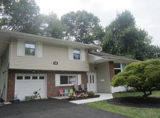 14 Fawn Hill Dr, Airmont, NY 10952