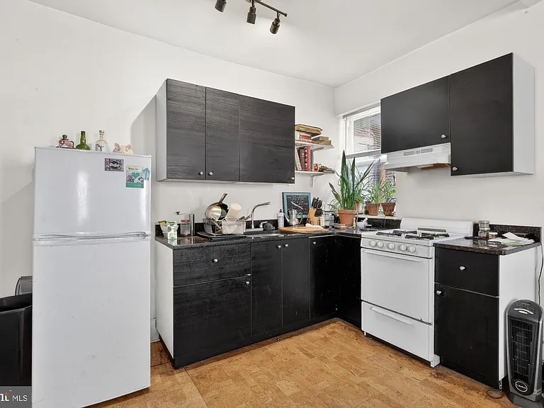 129 W Susquehanna Ave #2R — Photo 2