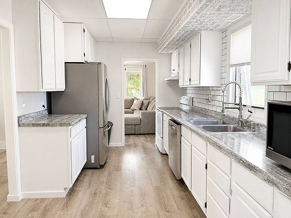 4th image of 912 9th Ave SE