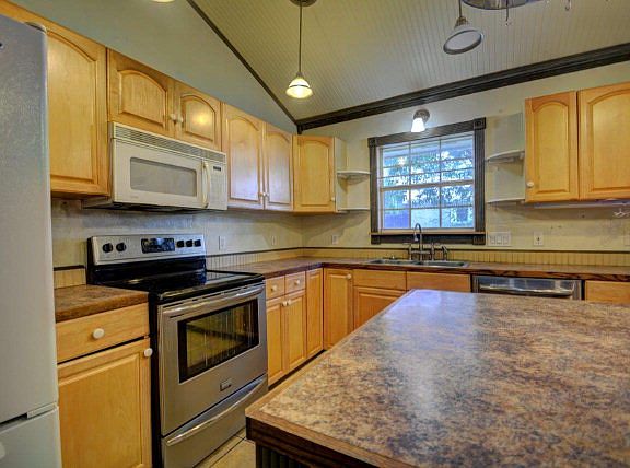 5th image of 1001 Lake Dr