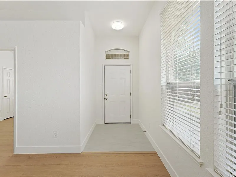 3 bed, 1742 sqft, $2,195 — Photo 3