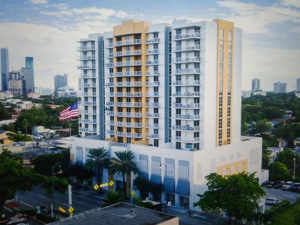 1st image of 900 SW 8th St APT 902