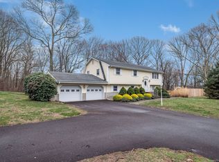 8 Medley Ln, Clinton, CT 06413
