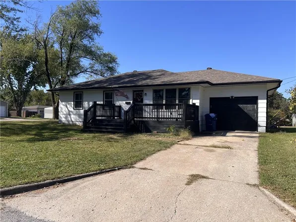 611 Summit Rd, Knob Noster, MO 65336