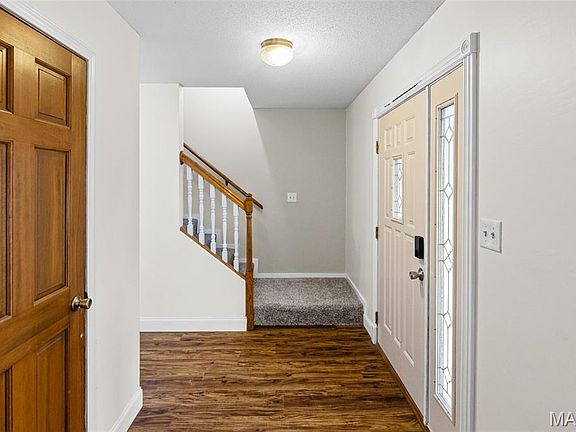 3rd image of 6 Mapleleaf Ln