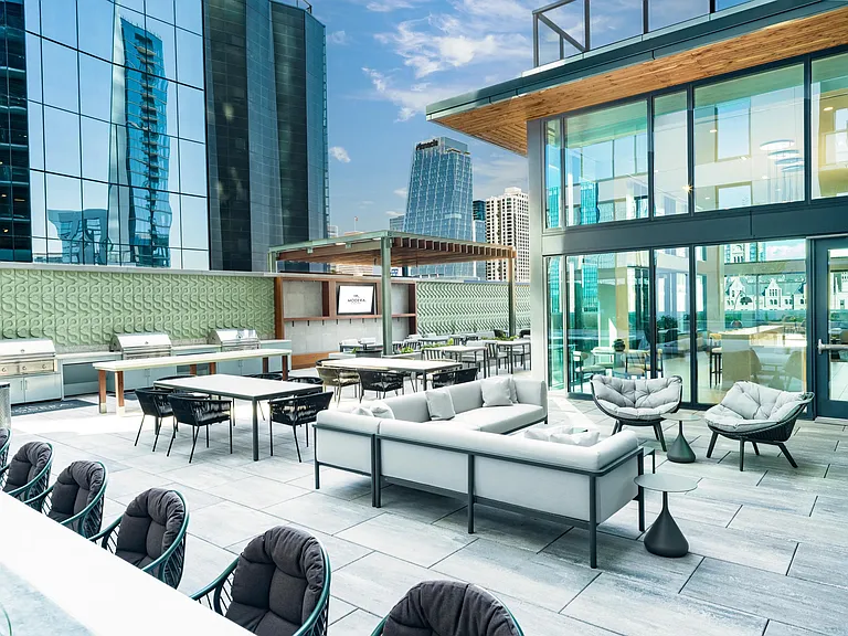 A spacious sky lounge at Modera McGavock, with skyline views and grilling areas that place Nashville's dining, music, and nightlife within easy reach.