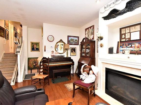 5th image of 447 West Ave APT 1