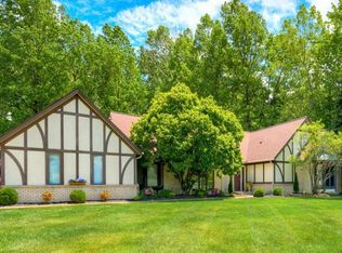 2883 Lamplight Ln, Willoughby Hills, OH