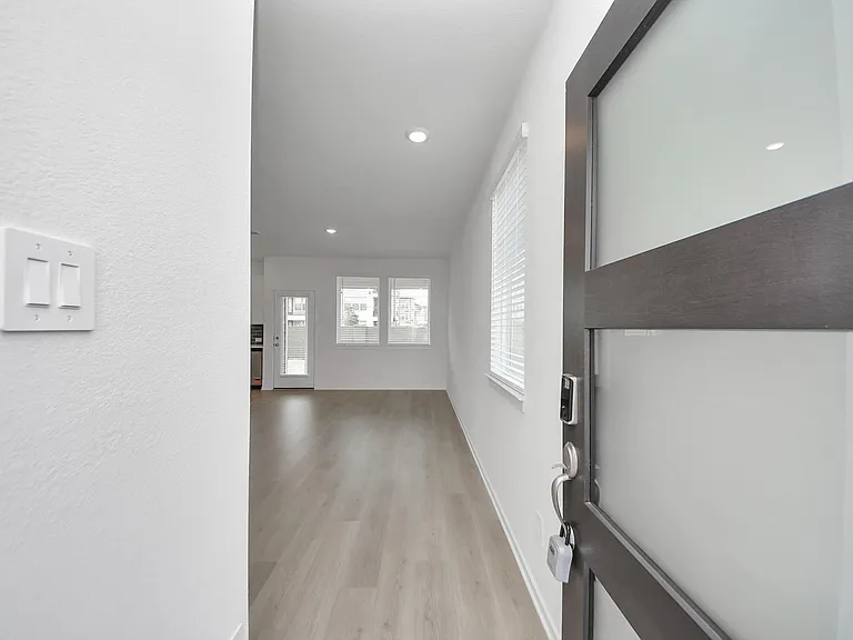 1043 Cedar Place Ln — Photo 3