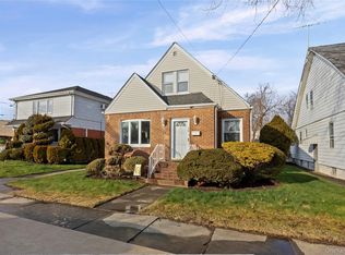 39 Stewart St, Floral Park, NY 11001