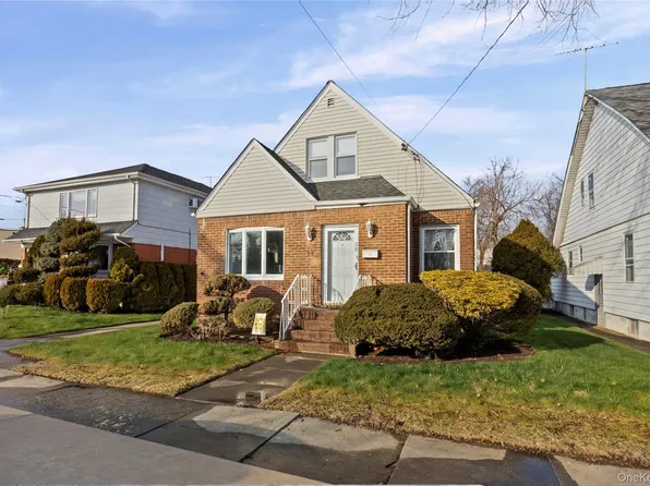 39 Stewart St, Floral Park, NY 11001