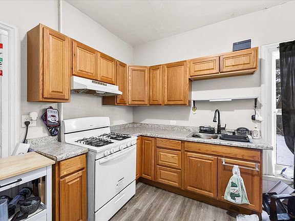 5th image of 450 Villa St