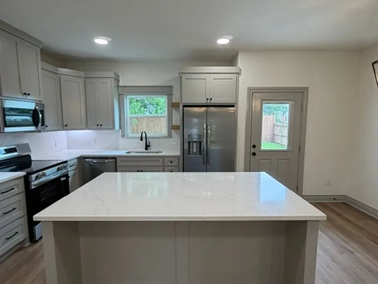 301 Live Oak St — Photo 16