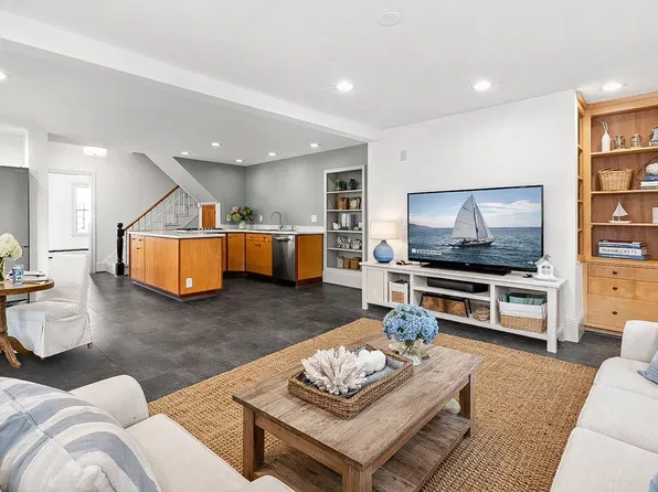 20 Chestnut St #20, Newburyport, MA 01950