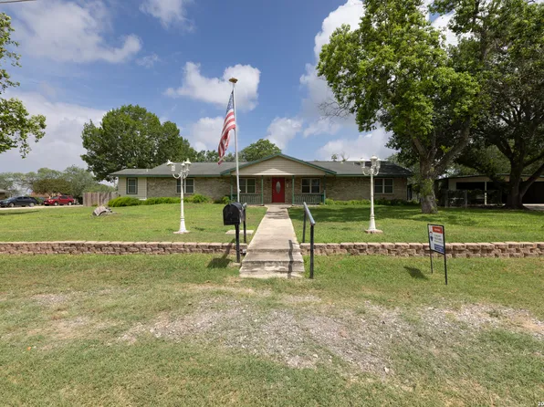 601 POPLAR ST, Jourdanton, TX 78026