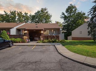 25720 Lexington Dr #6, South Lyon, MI