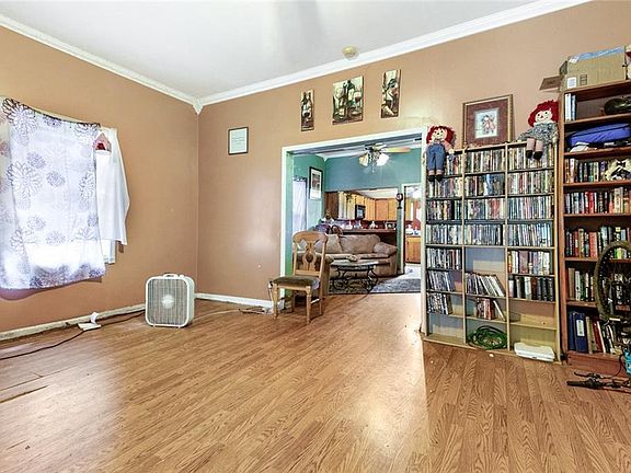 5th image of 807 W 5th St