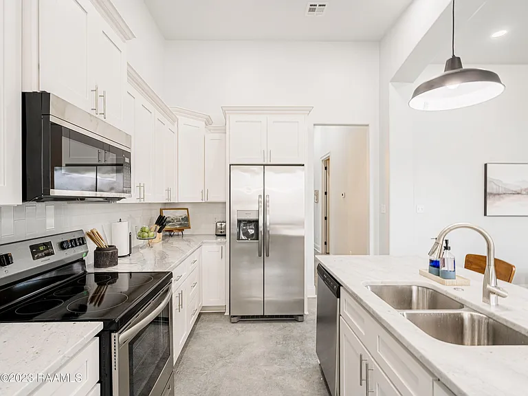 404 E Martial Ave — Photo 6