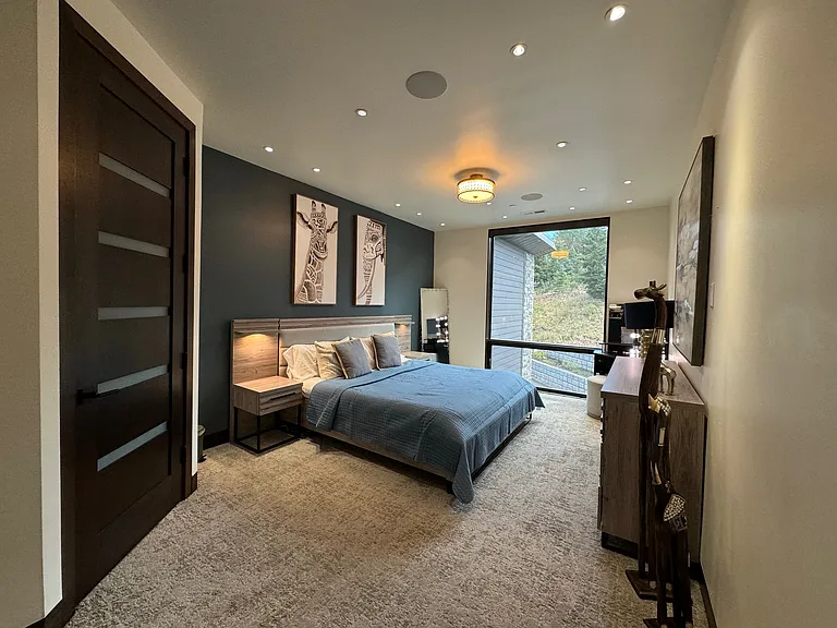 Bed 4: King Suite (upper right)