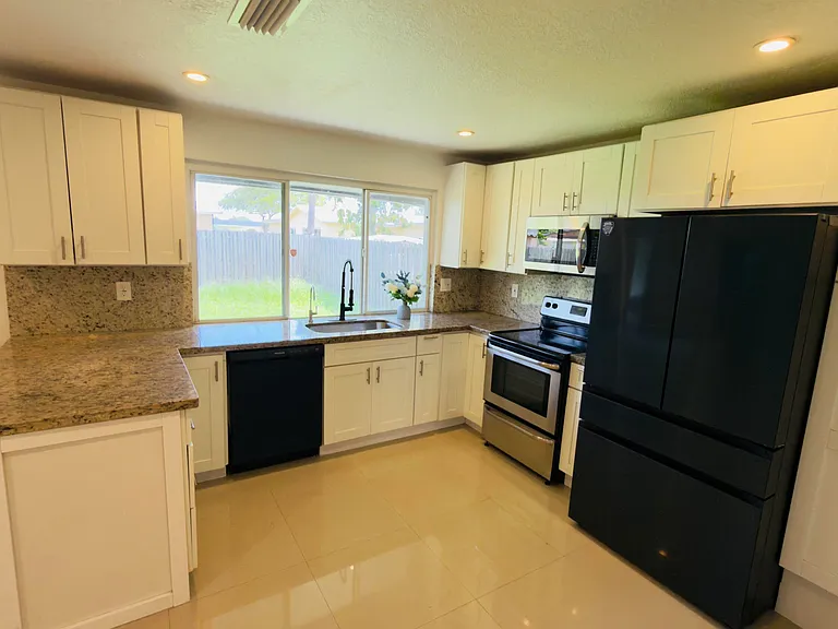 8421 NW 21st Ct — Photo 5