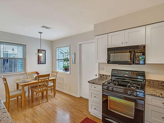 3rd image of 10 Jennings Ct