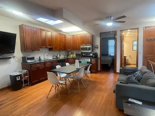 543 East New York Avenue image 2 of 6