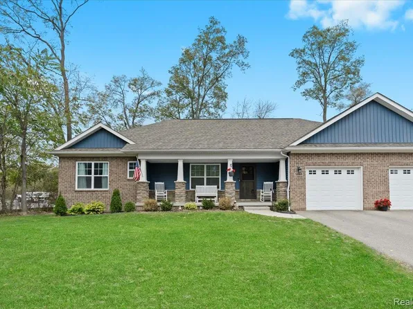 5860 Scenic Bluff Dr, Brighton, MI 48116