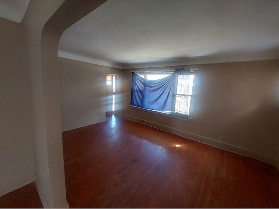 3rd image of 19209 Irvington St